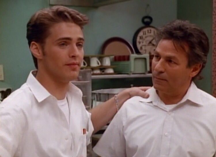 Joe E. Tata et Jason Priestley dans Beverly Hills 90210 Joe E. Tata et Jason Priestley dans Beverly Hills 90210