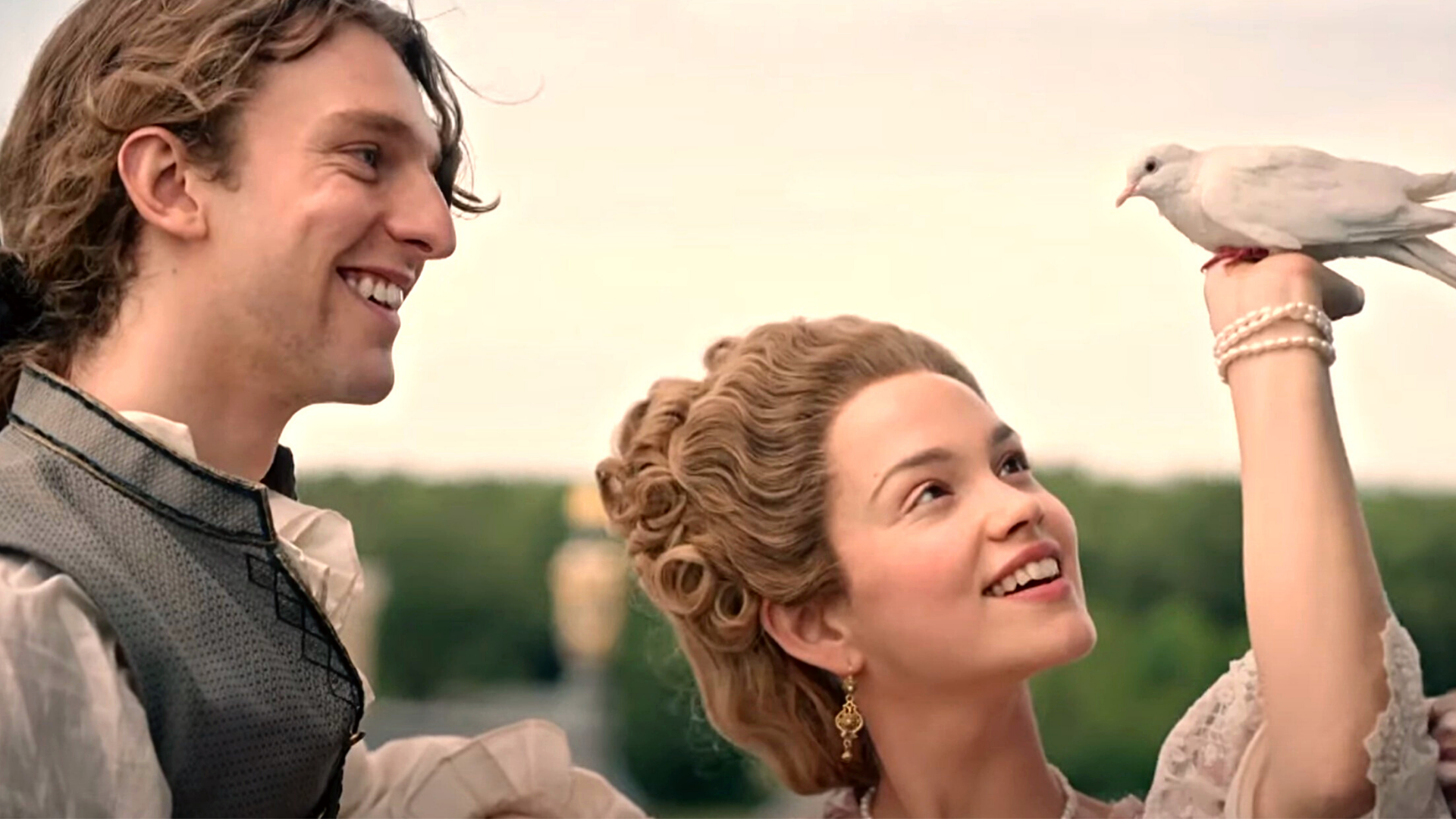 Louis Cunningham et Emilia Schüle - Marie-Antoinette 