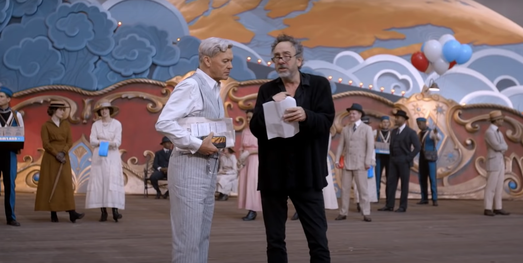Michael Keaton et Tim Burton sur le tournage de Dumbo