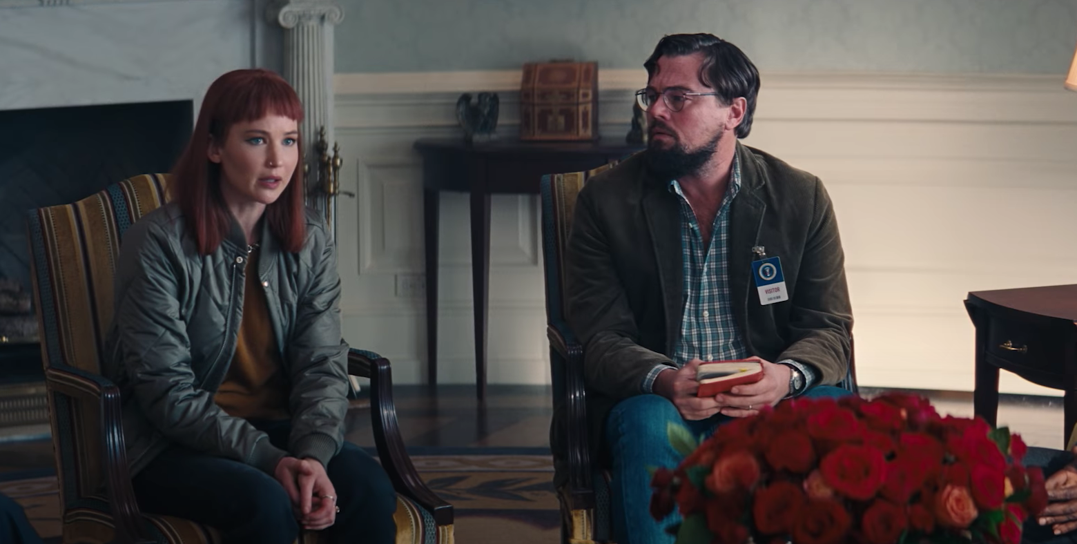 Jennifer Lawrence (Kate Dibiasky) et Leonardo DiCaprio (Randall Mindy) dans Don't Look Up Déni Cosmique