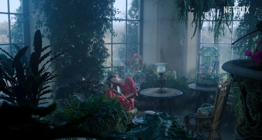 Lady Chatterley (Emma Corrin) seule chez elle - L'Amant de Lady Chatterley