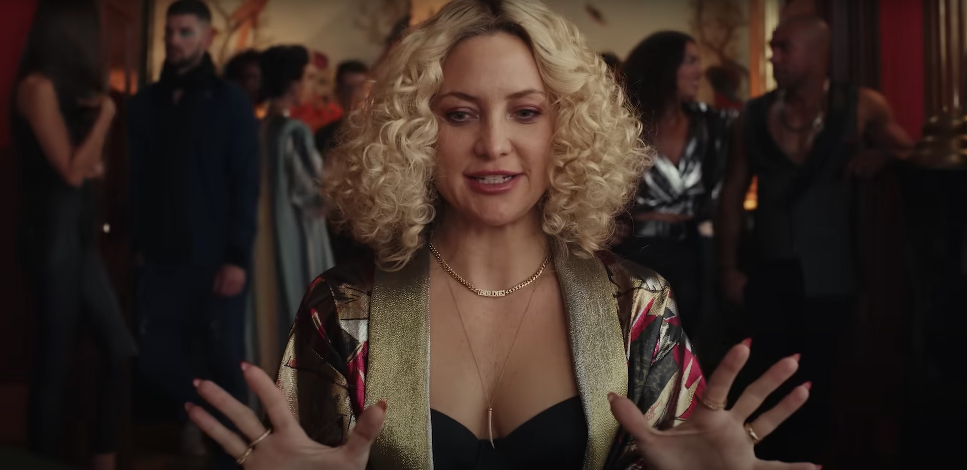 Birdie Jay (Kate Hudson) - Glass Onion