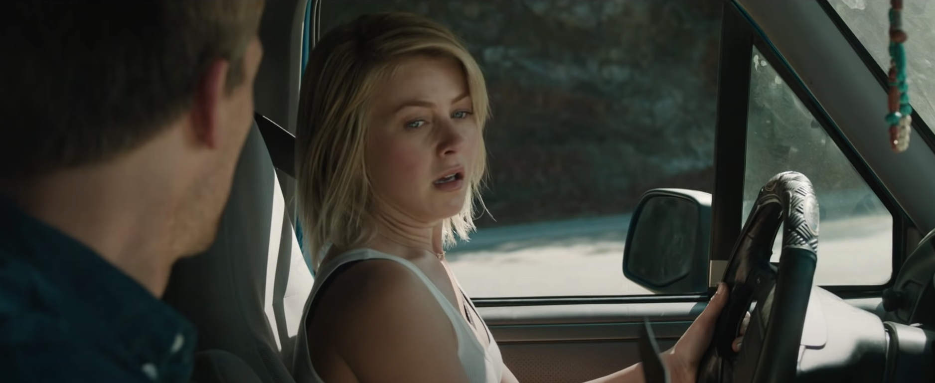 Les ennuis débutent pour Mallory (Julianne Hough) - Curve Les ennuis débutent pour Mallory (Julianne Hough) - Curve
