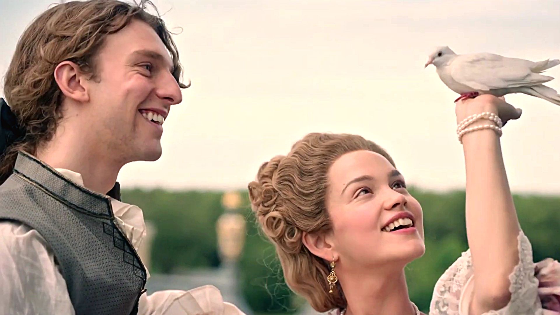 Emilia Schüle et Louis Cunningham Marie-Antoinette ©Canal+