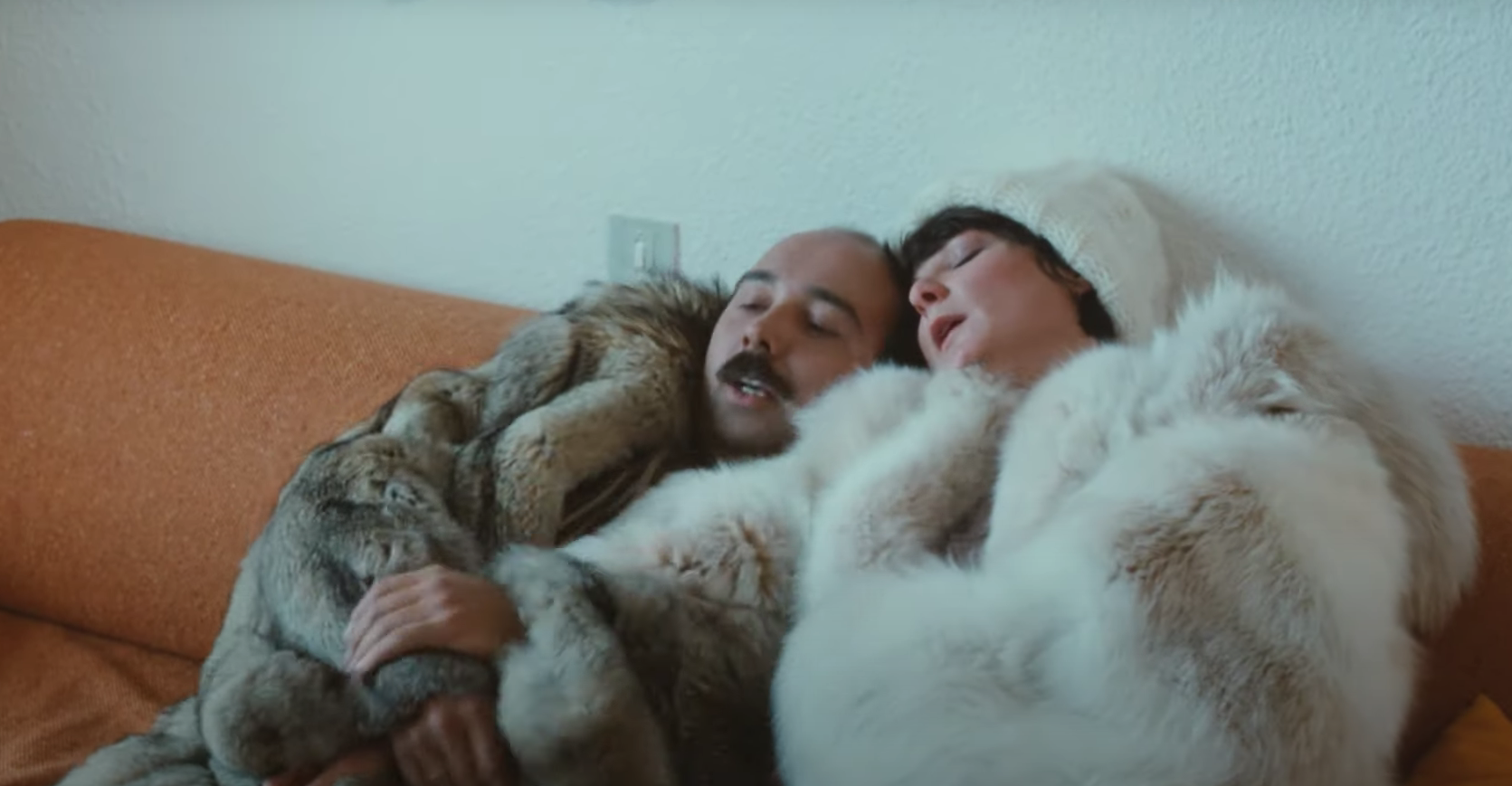 Gérard Jugnot et Josiane Balasko dans le film Les Bronzés font du ski
