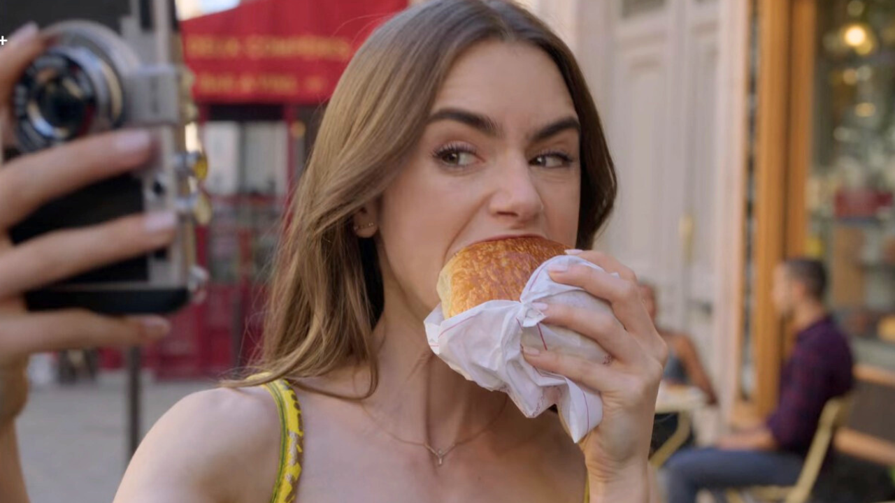 Emily (Lily Collins) goûte son premier pain au chocolat - Emily in Paris saison 1 Emily (Lily Collins) goûte son premier pain au chocolat - Emily in Paris saison 1