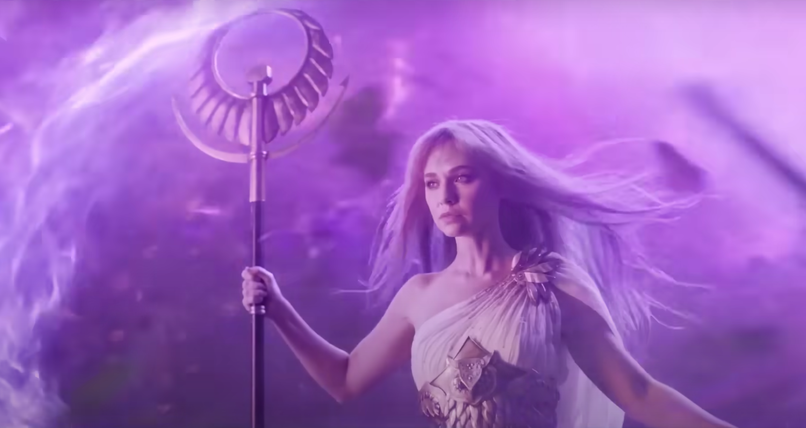 Sienna : Athena (Madison Iseman) - Les Chevaliers du Zodiaque