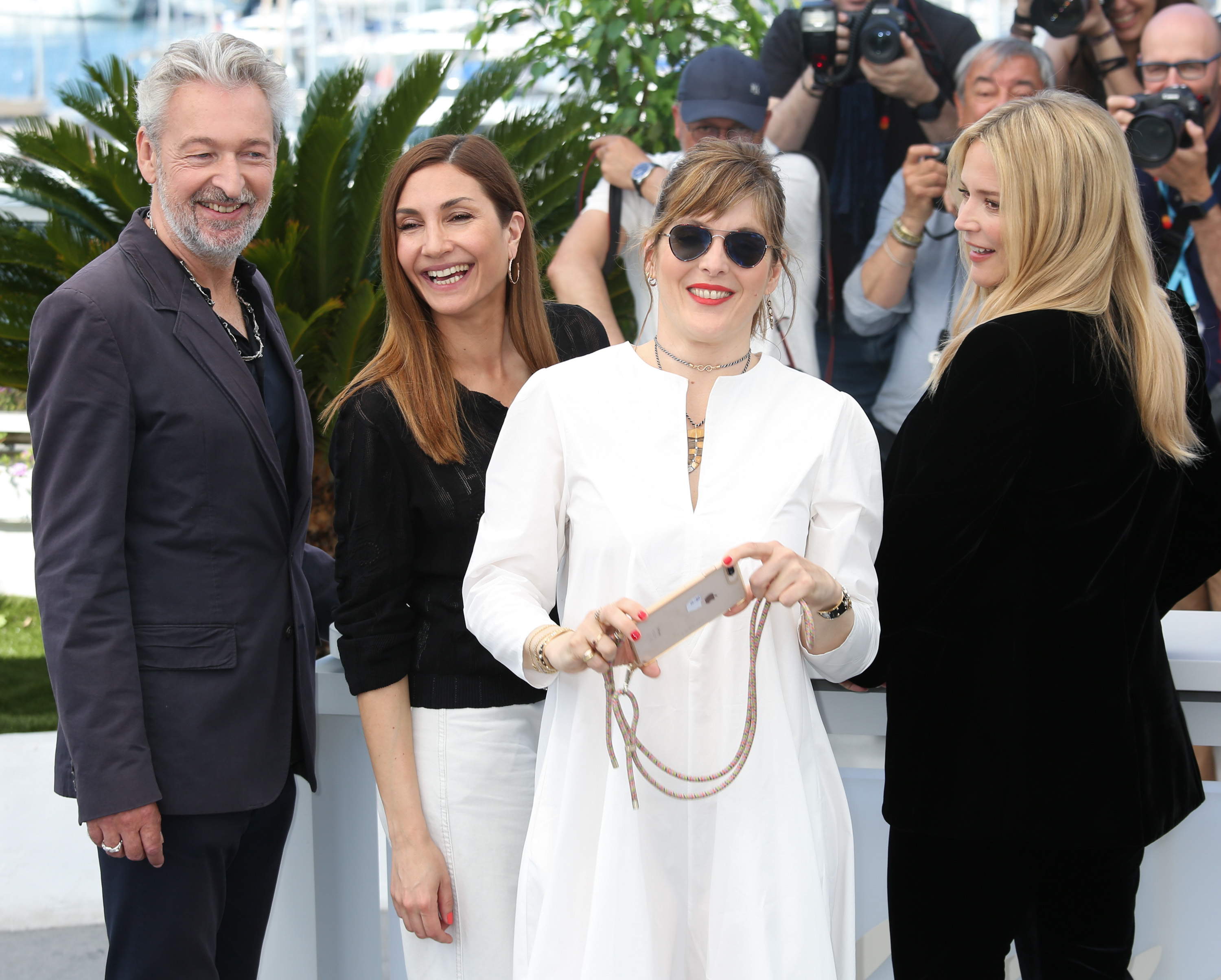 Eric Reinhardt, Audrey Diwan, Valérie Donzelli et Virginie Efira à Cannes 2023 pour la présentation du film "L'Amour et les forêts"