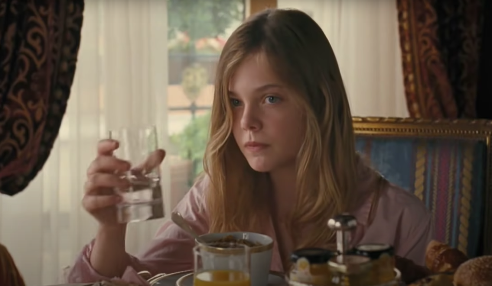 Cleo (Elle Fanning) - Somewhere