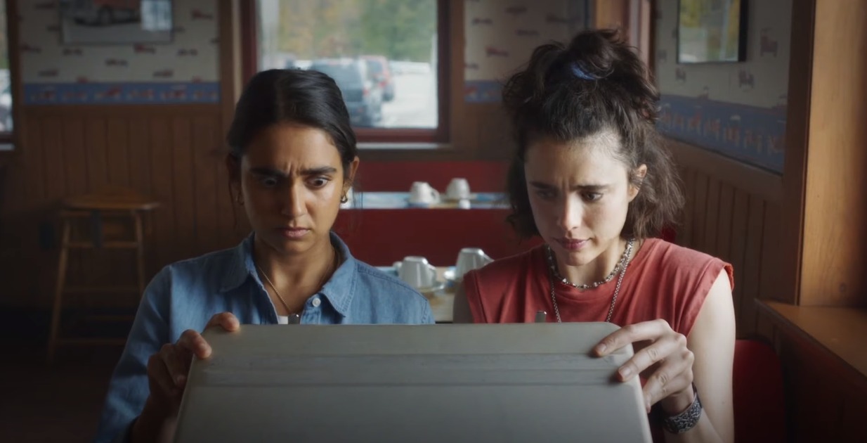 Geraldine Viswanathan et Margaret Qualley - Drive-Away Dolls ©Focus Features