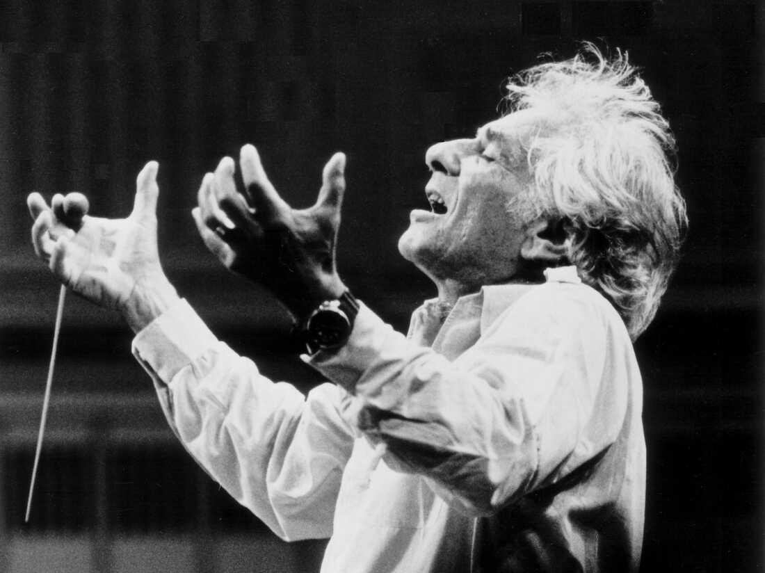 Le vrai Leonard Bernstein en train de conduire l'orchestre philharmonique de New York
