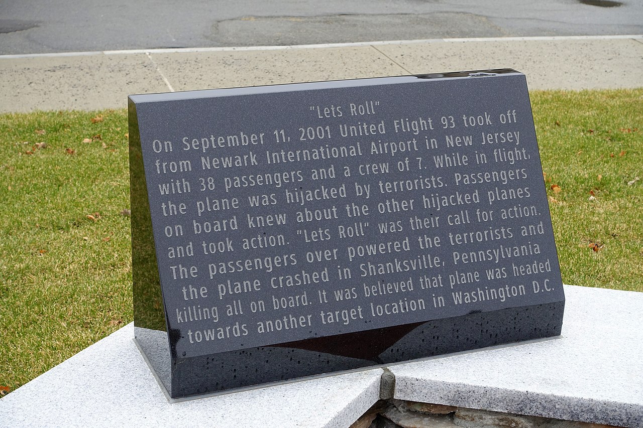 Plaque du mémorial du Vol 93 d'United à Westborough dans le Massachusetts avec l'inscription "Let's Roll"