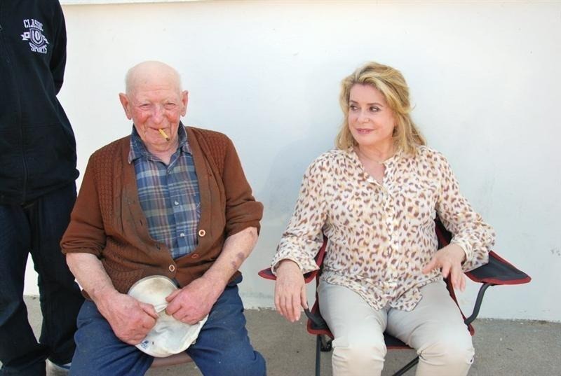 Pierre Toulgoat et Catherine Deneuve sur le tournage du film Elle s'en va