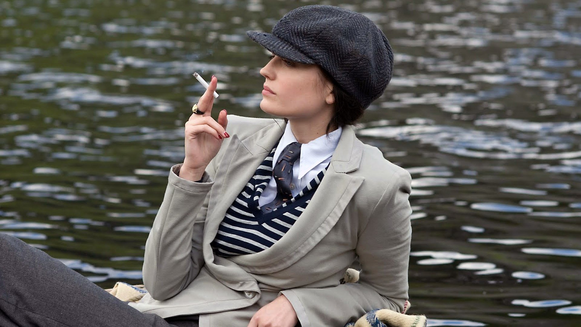 Eva Green (Miss G.) dans le film Cracks de Jordan Scott (2009)