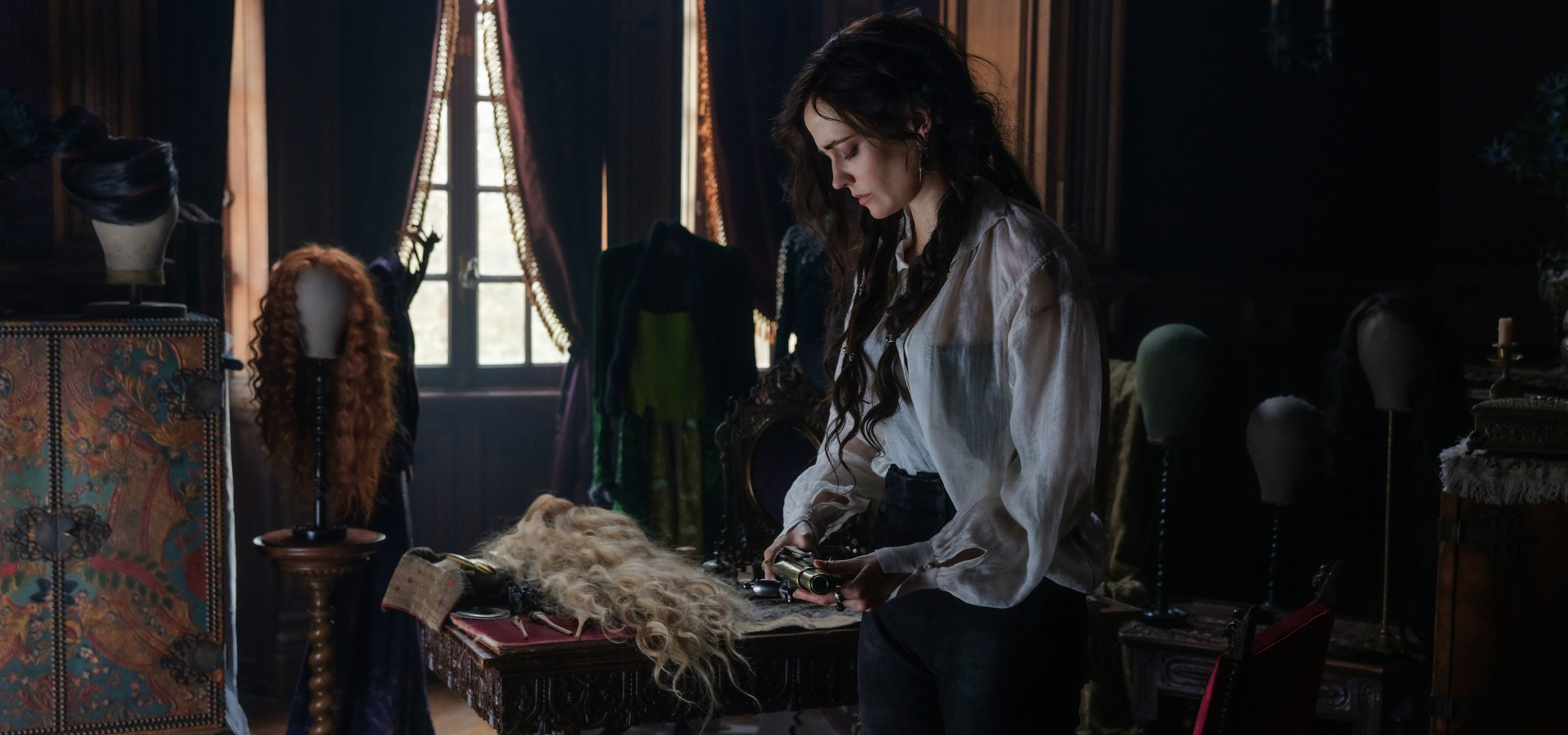 Milady (Eva Green) rentre seule chez elle - Les Trois Mousquetaires : Milady