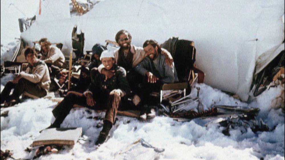 Des survivants du vol 571 posent pour une photo en novembre 1972