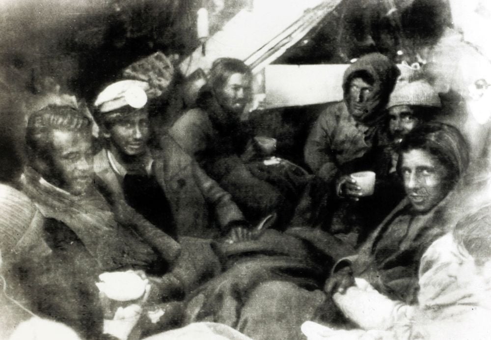 Une des premières photos des survivants après avoir été secourus le 22 décembre 1972