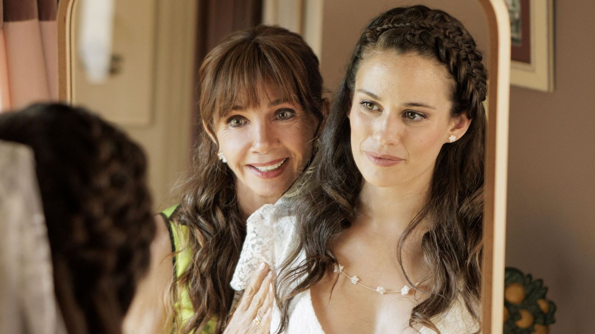 Lucie Lucas et Victoria Abril - Clem ©TF1
