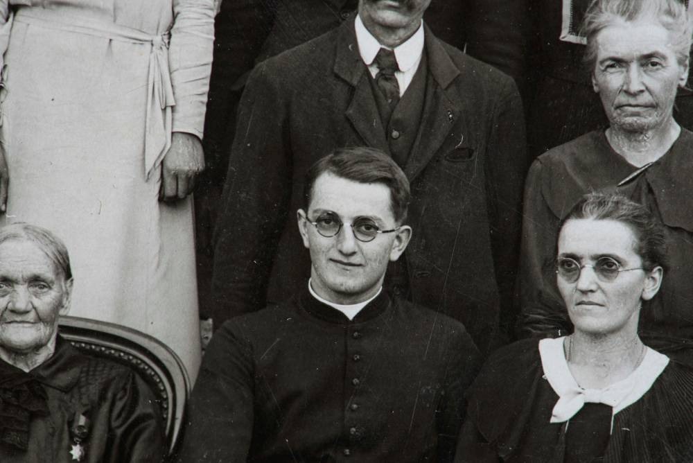 Reproduction de photos de famille, Jules Albert Peillet, avec sa mère, à sa gauche. © Stephane AUDRAS/REA Stephane AUDRAS/REA / Stephane AUDRAS/REA