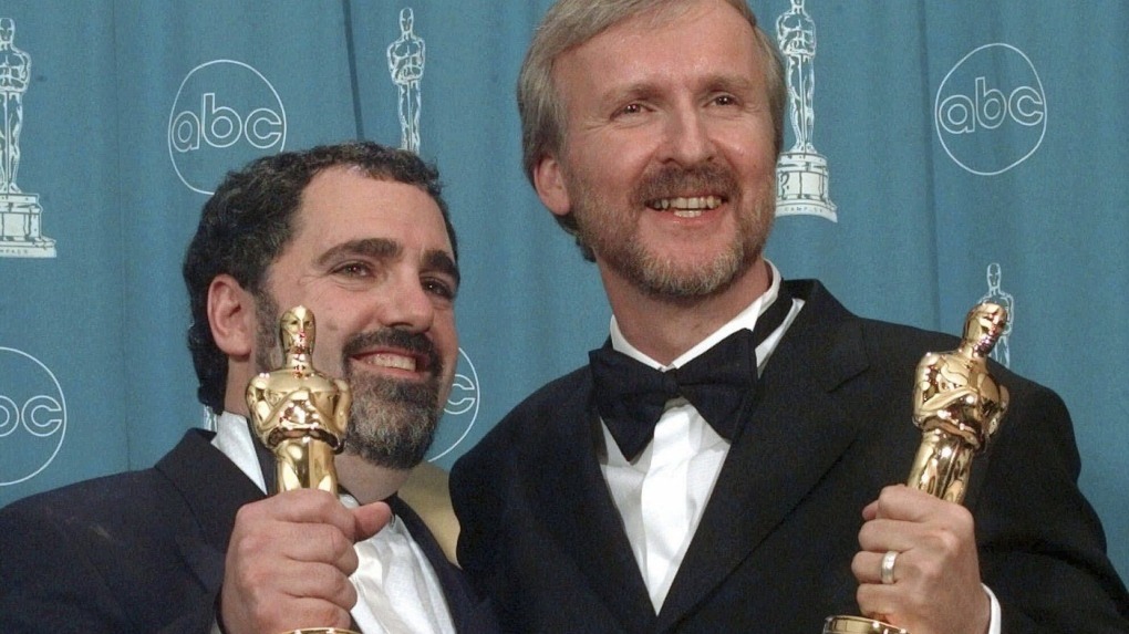 Jon Landau et James Cameron après le sacre de Titanic